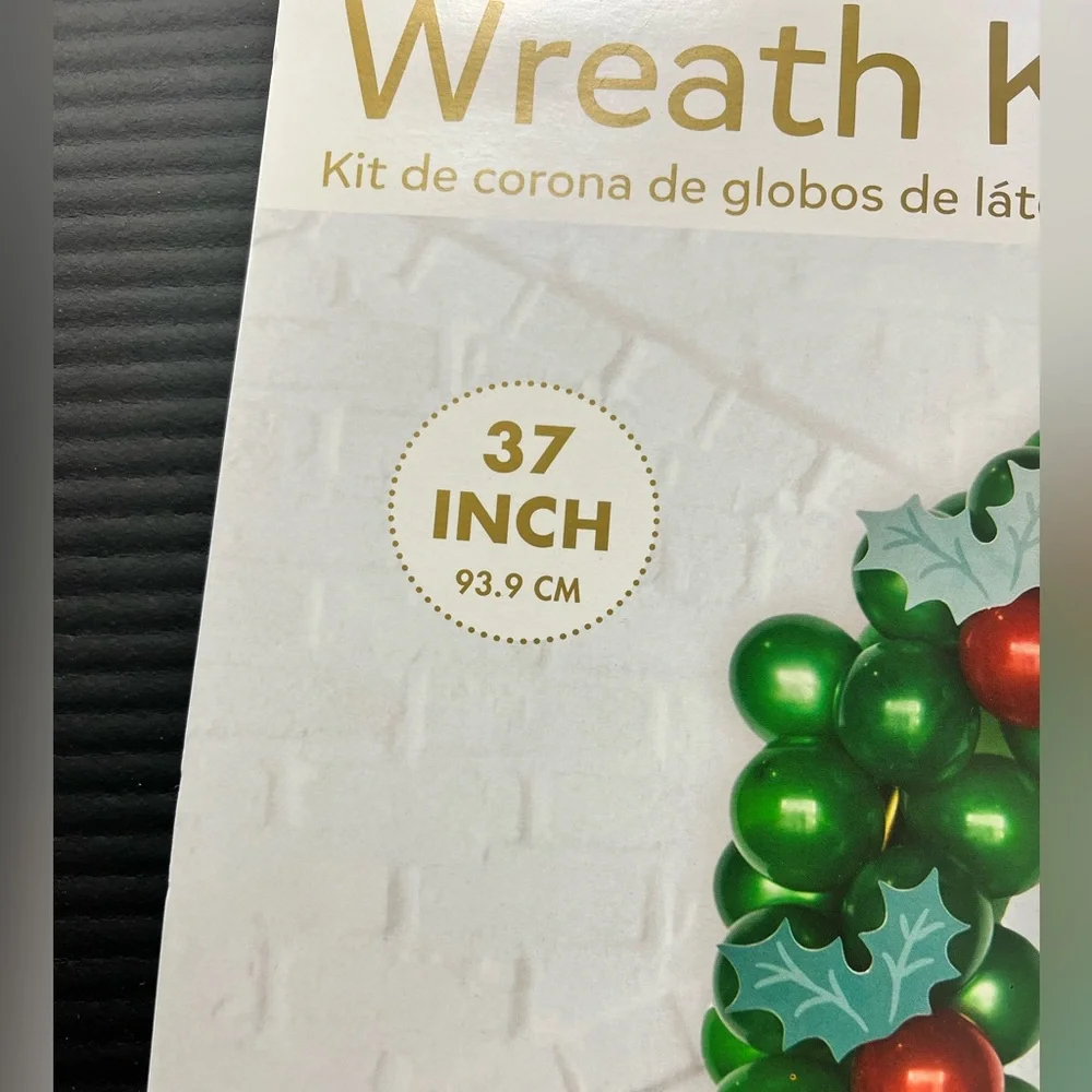 Latex Balloon Holiday Wreath Kit